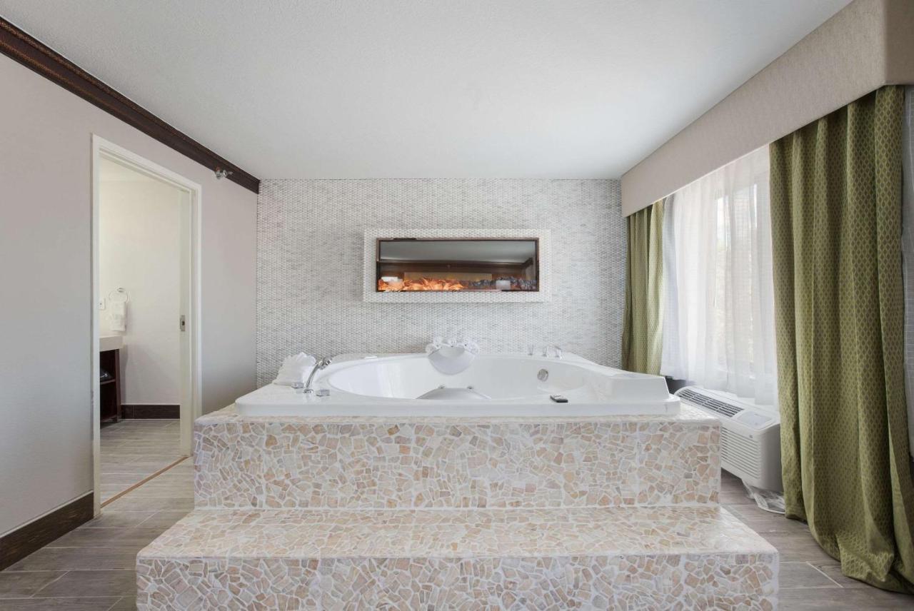 The Leo Collection Detroit, Ascend Hotel Collection Lincoln Park Ngoại thất bức ảnh